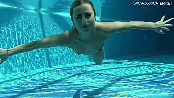 Hot US blondie Lindsey Cruz swims naked in the pool