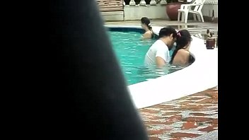 Gordinho metendo na piscina - Colombian Couple Caught Having Sex In A Public